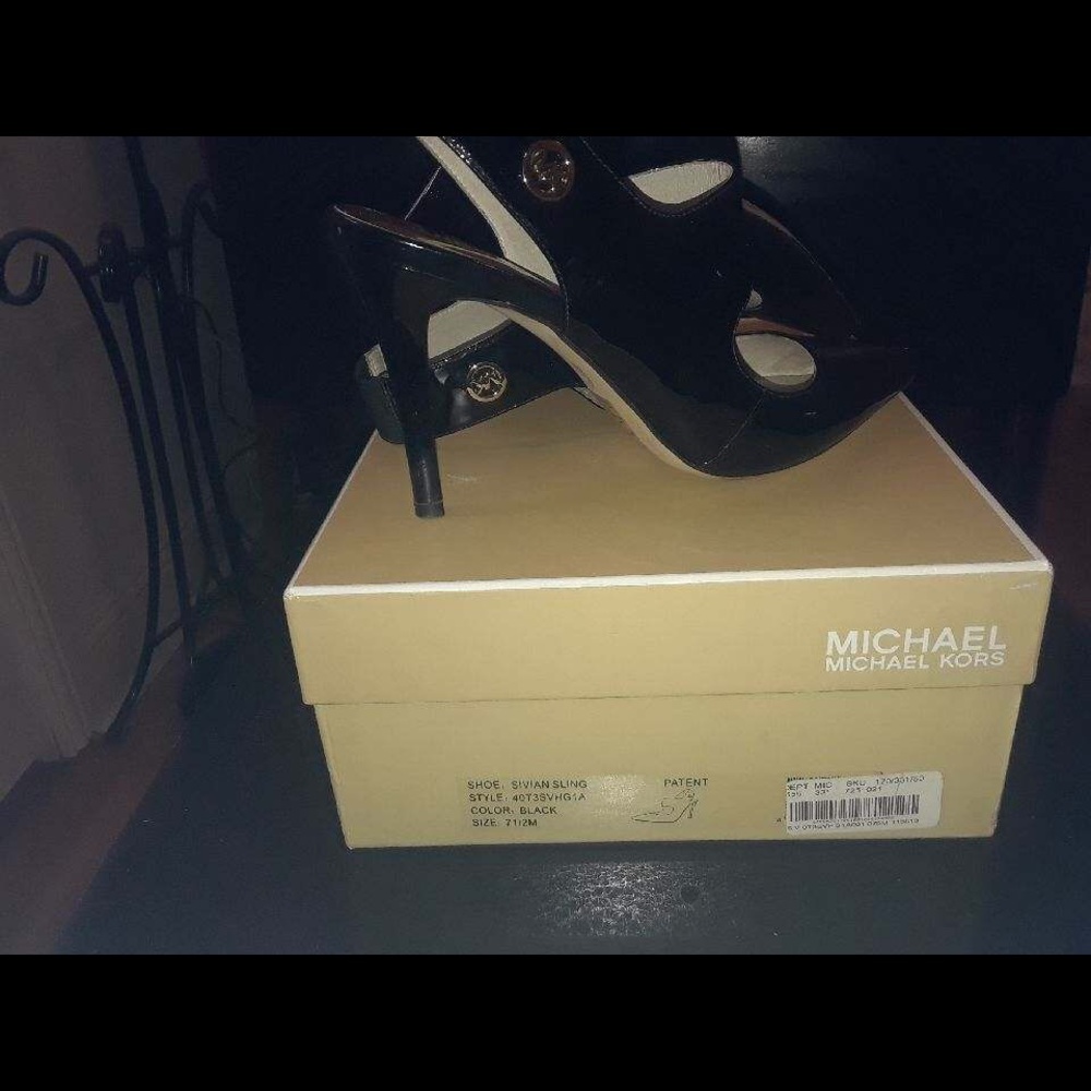Michael Kors Sivian Sling 7.5 medium